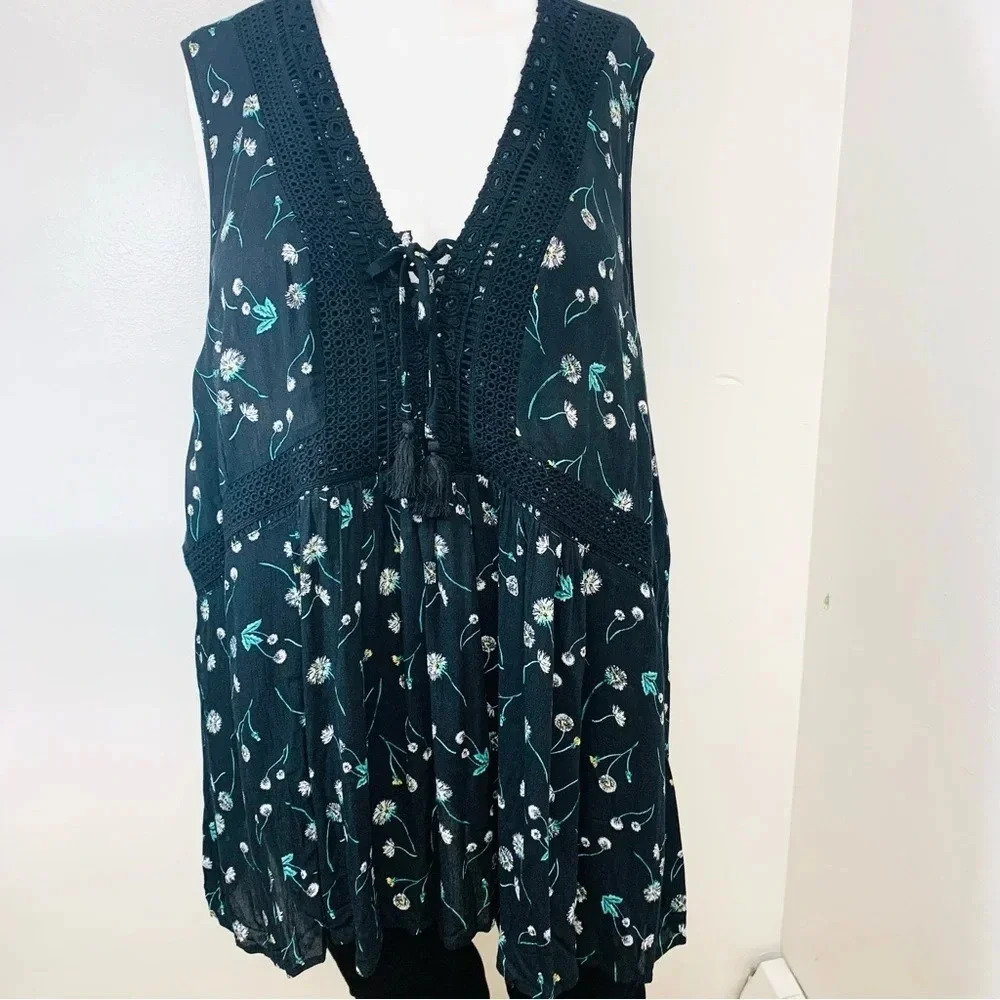Torrid Top Shirt 6XL Black Floral  Sleeveless Empire Crochet Tassel V Neck Flowy